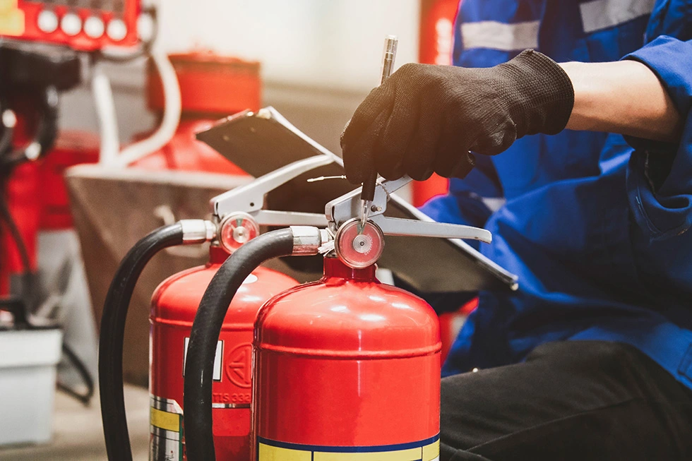 Nahaufnahme von Feuerlöschern, die geprüft werden